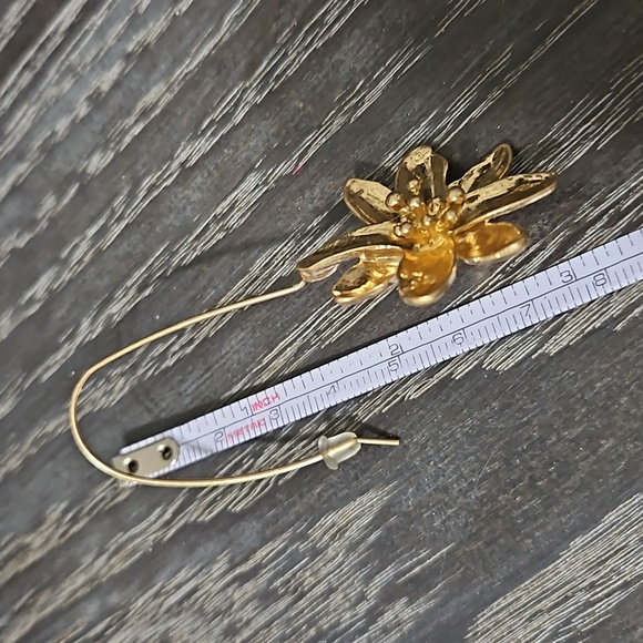 Kaiya flower statement earrings - Picture 3 of 3